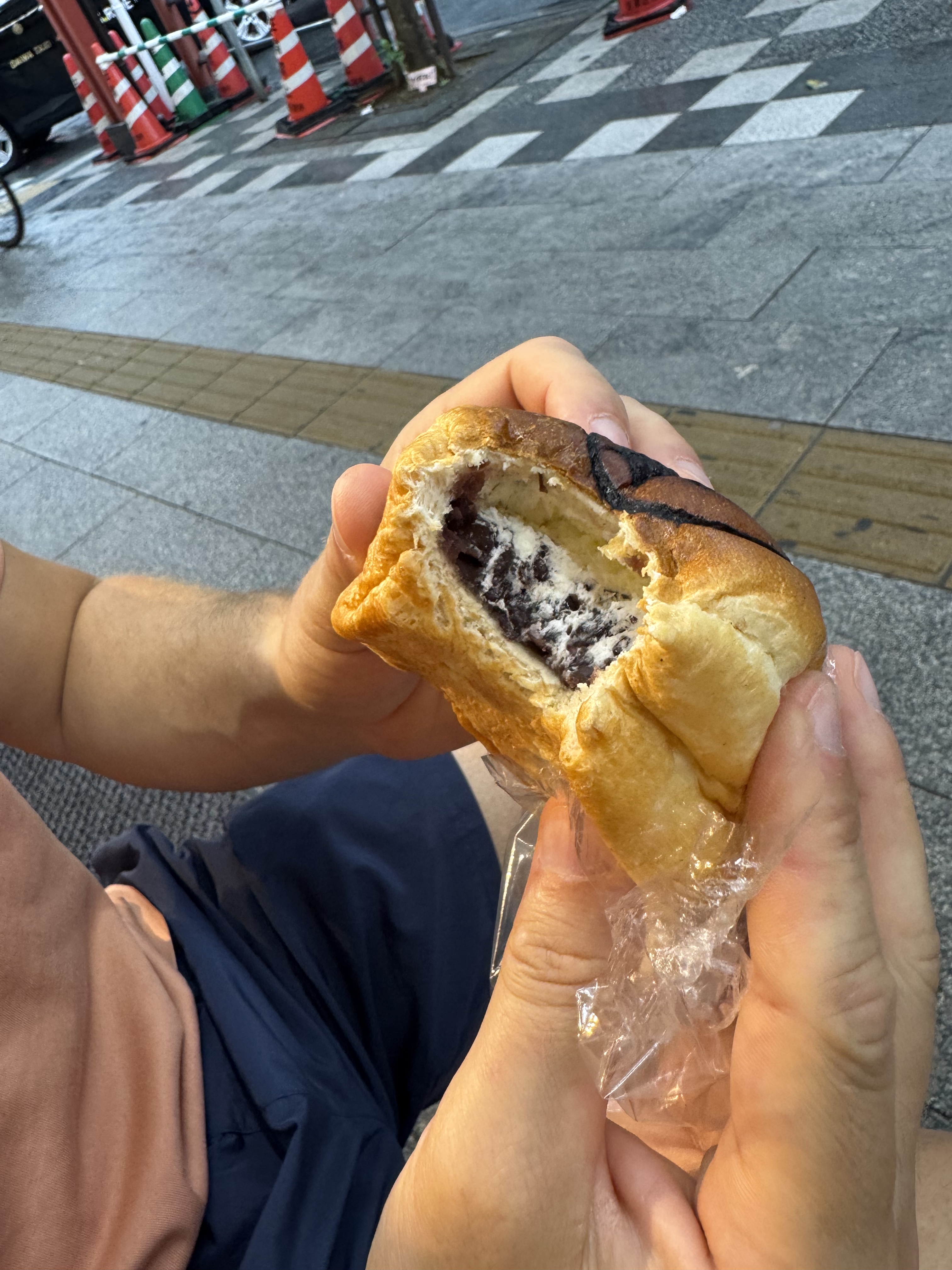 Milchbrötchen gefüllt mit Sahne und Bohnenpaste
