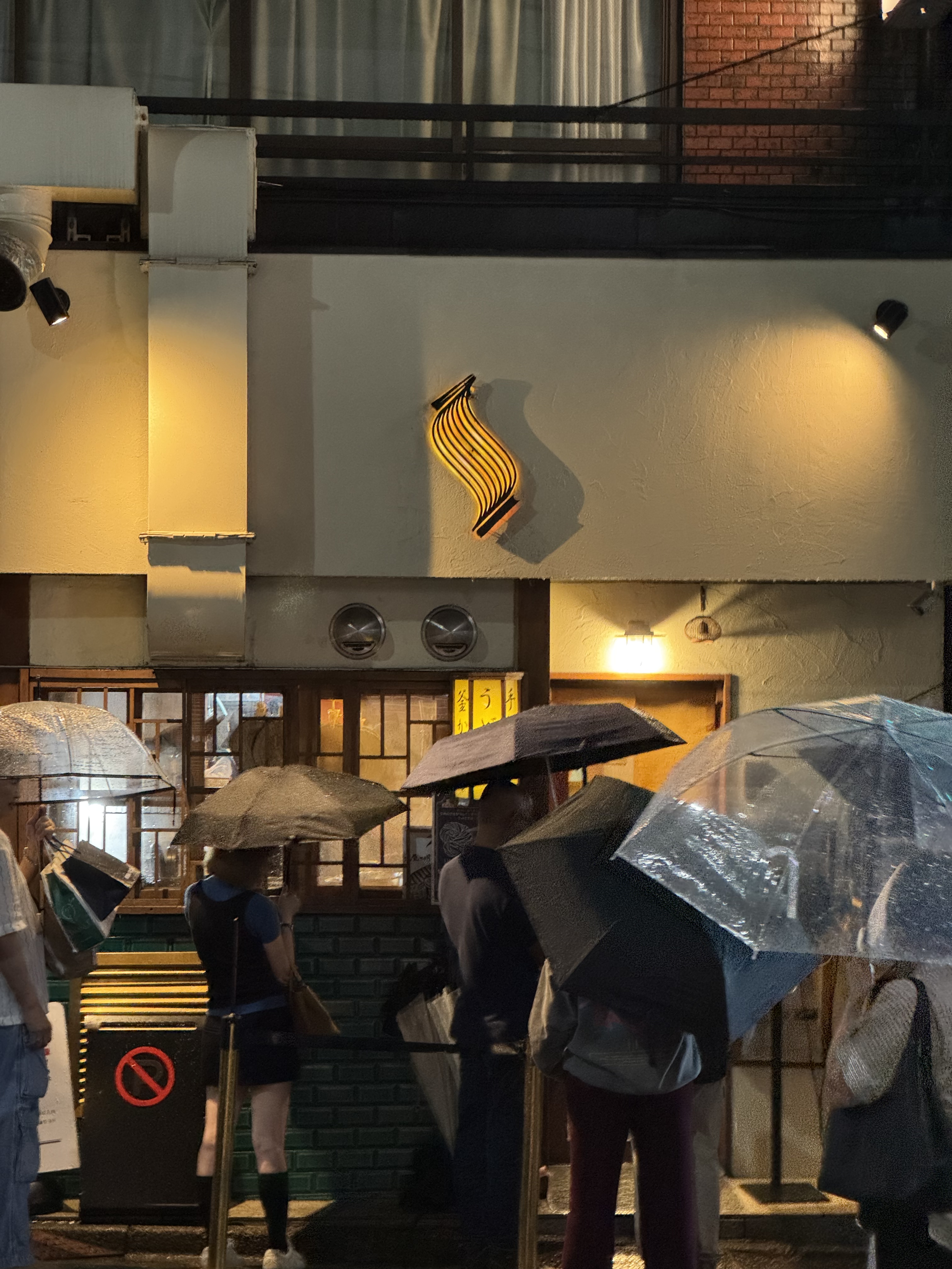 Shin Udon Restaurant von außen mit langer Schlange an Menschen